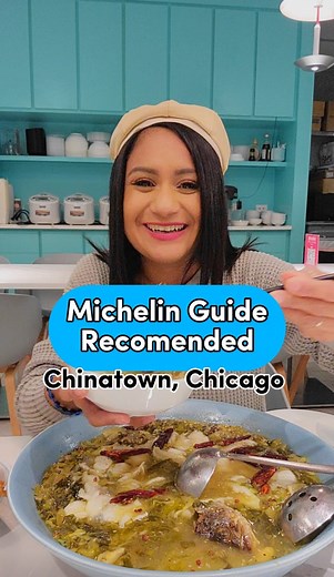 Un restaurante chido en Chinatown, Chicago. ✨🇨🇳🍜 Amigazos, ¿Qué ondas? 🎎 Visite a Yao Yao, en el barrio de Chinatown. Un restaurante de comida tradicional china, reconocido por su sopa Pickle Fish. 🇨🇳 La guía Michelin menciono a Yao Yao en su lista Bib Gourmand por su auténtica sopa, Pickle Fish. Una sopa agria, y picosita si así lo deceas.Te la sirven en bowls gigantes para compartir en la mesa. 🍜 Me recomendaron qué probará los Golden Fried Crispy Pork, y los favoritos de su clientela, 