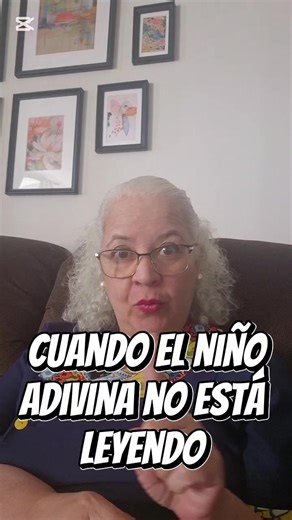 Cuando un niño mira la imagen, dice la palabra de memoria o se apoya en el contexto, no está leyendo, está jugando a las adivinanzas. Leer es mirar letras, reconocerlas, unir sonidos y comprender lo que dicen. Un niño que adivina hoy, mañana se frustra. Un niño que aprende a leer bien desde el inicio, avanza con seguridad. Por eso insisto tanto: menos “¿qué crees que dice?” y más “¿qué sonido ves aquí?” Guardar este video puede ahorrarte muchos dolores de cabeza más adelante Y si quieres enseñar