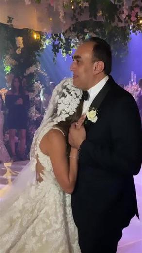 رقصة الحب: لحظة مميزة بين العروس وأبيها