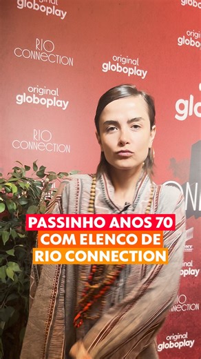 Só dançarino profissional no meu elenco de #RioConnection! 🕺💃 E aí, quem entregou mais gingado no passinho anos 70? 👀 #PraTodosVerem: Compilado de vídeos com o elenco de Rio Connection mostrando passinhos de dança dos anos 70. Nos trechos, aparecem os atores: Maria Casadevall, Nicolas Prattes, Bruno Gissoni, Gustavo Pace e Raphaël Kahn. | Globoplay