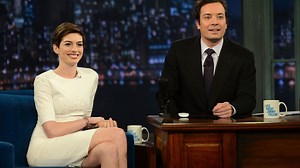 Anne Hathaway rapea con Jimmy Fallon