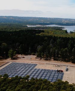 14K views · 344 reactions | The world’s largest fully moveable solar array is taking shape right here in SA. The first of more than 30,000 solar PV panels are being positioned at Happy Valley Reservoir as SA Water embarks on an ambitious renewable energy initiative to reduce its operating expenses and help the environment. The project is creating 250 local jobs and is yet another example of our South Australia is leading the world in renewable energy. | Steven Marshall | Facebook