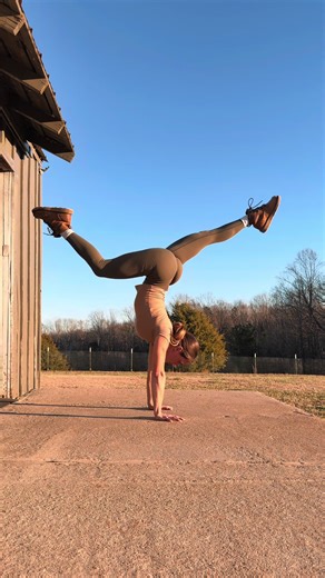 workin’ on my handstand game🫡