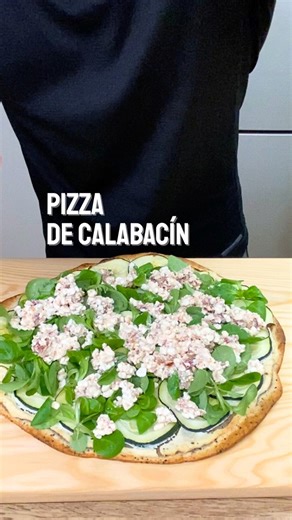 PIZZA DE CALABACÍN El otro día vi la receta de pizza de calabacín que publicó @fitcocin y me sirvió de inspiración para hacer esta versión que te traigo hoy. Va a ser la pizza con los ingredientes más raros que vayas a ver hoy, pero te aseguro que queda brutal y si la haces repites seguro. Ingredientes 👇🏼 -Masa de pizza. -Queso ricotta. -Queso cottage. -Canónigos. -Tomates secos. -Ajo en polvo. -Cebolla en polvo. -pimienta negra recién molida. -Orégano. -Sal. -AOVE. Elaboración 👇🏼 -Sobre la 