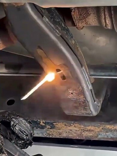 Continuous Laser Cleaning Machine Removes Rust from Car Chassis in Seconds! 🚗✨