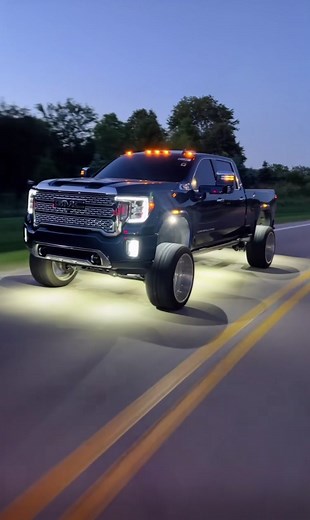 Laura's GMC Lifted Trucks Showcase