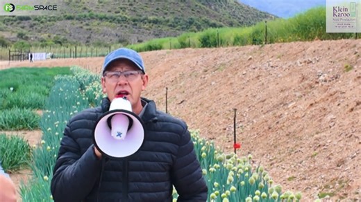 Wat is die standaarde wat jy moet volg wanneer dit by saad produksie kom? Leon Banting van Klein Karoo Seed Production verduidelik ons meer wat die verskillende goed is waarna hulle kyk en dat jy moet weet wanneer jy saad by hulle koop dit reg gaan wees. www.seedproduction.co.za #KleinKarooSaad Agrofors #ProduksieProgram #Landbou #Boerdery #FarmSpace #OnsPraatBoer | FarmSpace