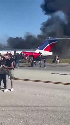 👉Red Air #aircraft of the Dominican Republic crash-landed at Miami International Airport - MIA on Tuesday evening, bursting into flames, injuring three of the 126 people on board. #aviation #crash #aviationincident #video #aviationvideo #airline | Pilotamireh