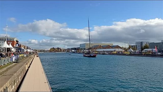 Charal, le dernier Imoca à quitter le bassin Paul Vatine au Havre lors de la transat café l'or. | Eric Bertrand Wehrlin