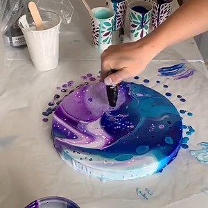 【Art】治療系Flow art 近年多了不同的繪畫方法，不用畫筆和特別技巧，人人都可以成為藝術家。當中Flow art更是十分受大家歡迎，皆因製作過程都十分治癒，美國的Kristen最愛就是將製作flow art過程拍下放到網上分享，每段片段都很令人放鬆呢！ 【WHAT'S UP文藝盛事】http://url.mpop.hk/nhcbbg metroPop延伸閱讀： 【電影般的藝術質感 藝術家帶你走進科幻場景】http://url.mpop.hk/h3nth2 【色彩繽紛的「連儂牆」】http://url.mpop.hk/8eqt5t 【紐約藝術家 帶你去一個充滿錯覺的街頭】http://url.mpop.hk/7hc38p fluid.art.with.kristen: https://bit.ly/2lLEjYU | metropop