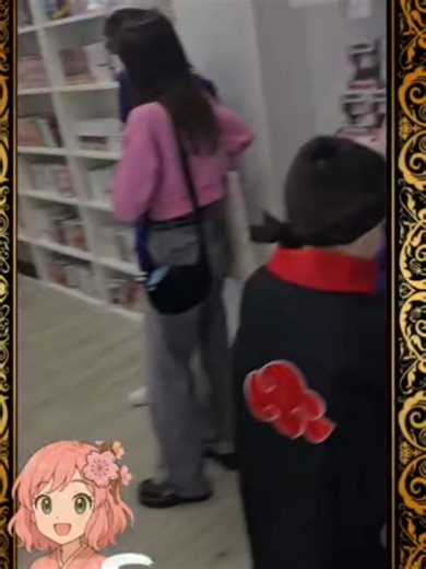 🌸 Grazie di cuore da Sakura Manga! 🌸 Il 14 febbraio è stato magico… e il merito è tutto vostro. Avete riempito la nostra piccola Sakura Manga di sorrisi, entusiasmo, curiosità e quella meravigliosa energia che solo una community come la nostra sa creare. Tra risate, incontri improbabili, match del destino (o della sfiga), foto, chiacchiere e tanta passione per il mondo manga, avete trasformato una semplice giornata in un ricordo speciale. Grazie per essere passati, per aver giocato con noi, pe