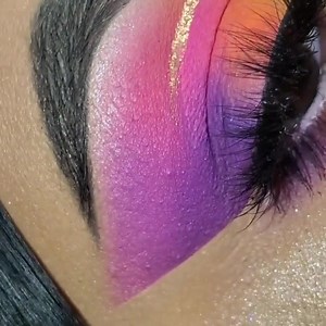 💛 El toque dorado del Liquid Chrome Eyeliner de #LACOLORS que le da a este maquillaje es MÁGICO ✨consigue este y mas tonos en https://lacolorscosmeticos.com/producto/liquid-eyeliner-352?product_combination_id=805 | L.A. Colors México