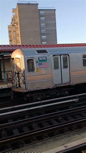 Manhattan bound R62A (11) train entering Morrison Avenue Soundview