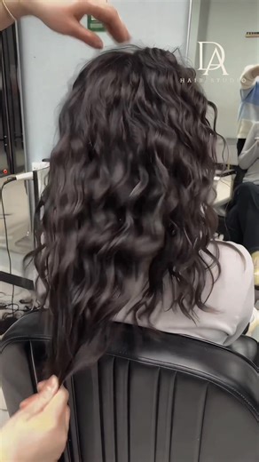 🌊 Jelly Perm fom tóc lỡ 🎀 Vuốt gel để giữ nếp tốt hơn 🎀 Phù hợp chất tóc mỏng 🎀 Bảo hành trên 3 tháng ___________ 📞 : 0969 463 661 🏠 : 331 Ngô Gia Tự - TP Bắc Ninh ( Cạnh sát học viện Ngân Hàng ) #tocdepbacninh #layer #duoihoinuoc #maudep #duoithuanchay #noitoclongvu #ducanhhair #quantocganday | 𝐃𝐔𝐂 𝐀𝐍𝐇 𝐇𝐀𝐈𝐑 𝐒𝐓𝐔𝐃𝐈𝐎 - 𝟑𝟑𝟏 𝐍𝐠𝐨̂ 𝐆𝐢𝐚 𝐓𝐮̛̣ - 𝐓𝐏 𝐁𝐚̆́𝐜 𝐍𝐢𝐧𝐡