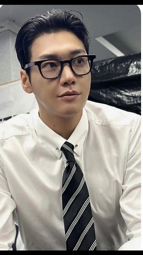 #KimYoungKwang in spectacles is a whole different charm, and it’s something fans always notice because he pulls it off so effortlessly. With his tall frame and striking features, he already has that model-like presence. But when you put eyeglasses on him, it softens his look and gives off a mix of sophistication and warmth. He can go from looking like the “boy-next-door” who’s approachable and witty, to that sharp, intellectual vibe of someone you can’t help but admire. What’s fascinating is tha