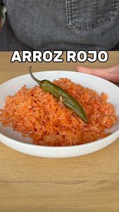 Por si nunca te enseñaron a hacer arroz rojo aquí tienes un tutorial 🫶🏻 Amo el arroz pero el ROJO es de mis top 3 jajajaja les paso receta! -1 taza de arroz largo -3 cdas aceite -1 cda mantequilla -3-4 tomates -1 diente de ajo -pedacito de cebolla -1 cubo concentrado de tomate -1 taza de agua * El mío estuvo 20 min a fuego mínimo y 10 min tapado con el fuego apagado* y listo!! espero les sirva 🥰 | Chef Quintanilla