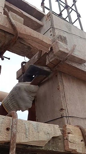 traditional method: installing tie rods for column formwork