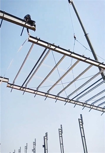 In steel structure construction, efficiency is not only about equipment. It is also about installation methods. One of the most effective techniques we use is modular installation. Steel beams and roof purlins are pre-assembled on the ground into a complete unit. After that, the entire module is lifted and installed in one operation. This method reduces high-altitude work, improves alignment accuracy, and significantly increases installation speed. It is widely applied in industrial steel buildi