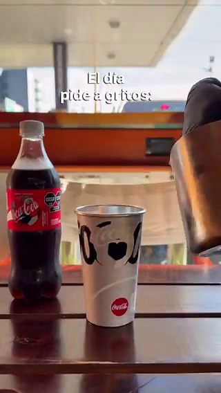 El vaso del Mundial que lanzó Coca Cola. Es de aluminio (400cc) y cambia de color. Hay dos versiones.Está en todas las YPF Full, con la compra de 3 botellas de 500cc más 5K.