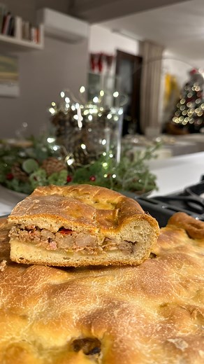 #storia di una #scacciata #questaveladevoproprioraccontare . . Trovate la ricetta della scacciata e del cavolfiore affogato sul mio canale YouTube. #morsidisicilia #natale #catania #sicilia #ricettesiciliane #cataniaatavola #scacciatacatanese #scacciatasiciliana #famiglia #nataleinfamiglia #nataleintavola #piattitipici | Valeria Raciti