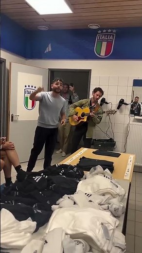 Rocco Hunt nello spogliatoio dell’Italia 🇮🇹 La REAZIONE di SPALLETTI 😆