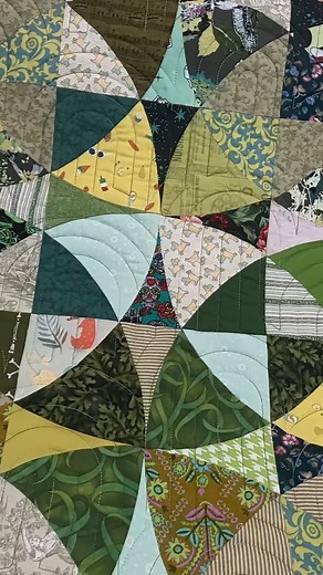 I decided to keep with the St. Patrick's Day theme and used the "Over the Rainbow" pantograph on this one. Maker: ME! Quilt Pattern: AccuQuilt Winding Ways Pantograph: 029 - Over the Rainbow by My Creative Stitches Thread Color: Finesse Thread - Deep Forest Green (Variegated) Quilted on my Grace Company 16x Elite with Quilters Creative Touch automation #longarmquilter #scrapquilt #stpatricksdayquilt #greenquilt | Rose City Originals