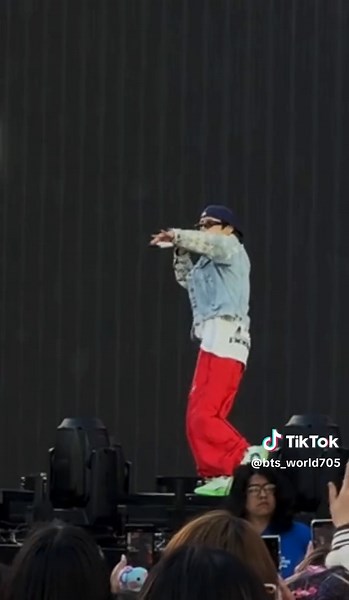 Hobi LA day 1🔥😍#hopeonthestage#bts_official_bighit#losangeles#hos_tour#jeonhoseok#bangtan#kpop#hobi#ego#fypシ゚#