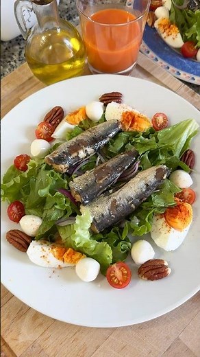 Ensalada saludable con pescado azul y sin carbohidratos