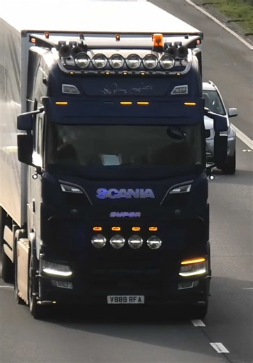 Phoar listen to that V8 straight pipe 😍 #ryanwindridge #scaniav8 #straightpipe #v8 #truckspotter