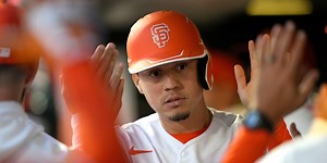 Flores gets 2-year extension from Giants