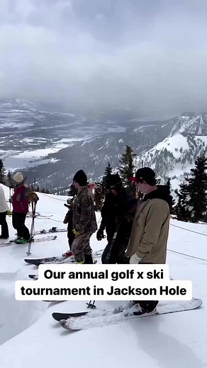 When you don’t want to miss golf, including your annual ski trips 🏌️‍♂️ 📹 via IG: ziregolf | Clubhouse Golf
