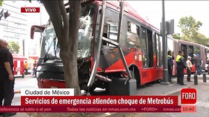 #ÚltimaHora | Servicios de emergencia atienden choque de Metrobús con al menos 20 lesionados; intentan retirar la unidad que se subió a un camellón. #LasNoticiasDeFOROtv | NMás