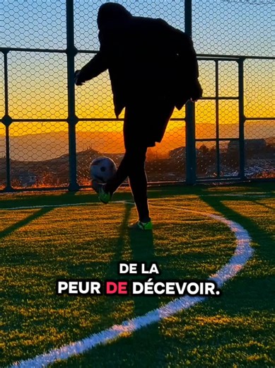 La pression au football ne disparaît pas. Tu apprends à jouer avec. #motivationfootball #pression #footballmental #mentalite #footballlife