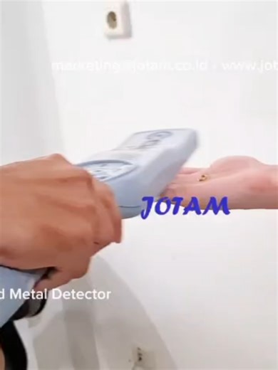 CEIA Metal Detector Handheld PD140N - Metal detector ini mampu mendeteksi berbagai jenis logam dengan cepat dan akurat, sehingga cocok digunakan untuk security screening, pemeriksaan keamanan, pencegahan pencurian logam ataupun serpihan emas, serta inspeksi di area industri. CEIA PD140N dikenal dengan desain ergonomis, respon deteksi cepat, serta performa stabil sehingga banyak digunakan oleh petugas keamanan di pabrik emas, bandara, gedung perkantoran, dan area industri. Pada video ini Anda dap