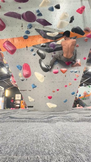 Did I dab at the end or does this climb count ? #bouldering #climbing #boulderinggym #climbinggym