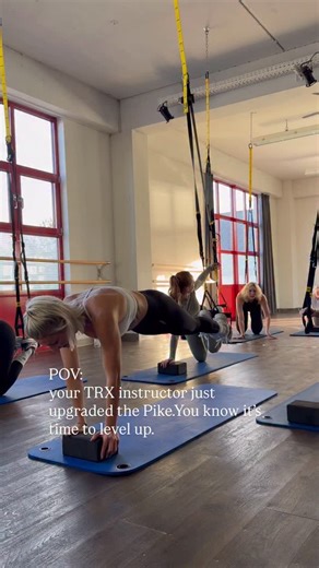 Christina | Fitness & UGC Creator on Instagram: "Pike Upgrade 🔥 TRX Pike aus der Plank-Position, komplett auf einem Yoga Block. Ich liebe diese Version, weil sie dich zwingt, sauber zu arbeiten – kein Schwung, kein Ausweichen, nur Spannung. Sixpack in Arbeit 🔥🔥🔥 Der Block verändert alles: 👉 mehr Stabilität in der Plank 👉 bessere Kontrolle in der Bewegung 👉 deutlich mehr Core-Aktivierung 💪 Speicher dir das fürs nächste TRX-Training 🤍 Und sag mir: Schon mal so gepiked? 👇 #trxtraining #tr