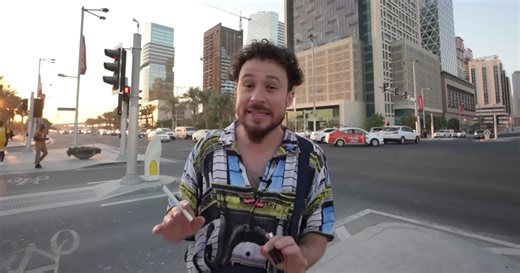 Luisito Comunica prende cigarro frente a policías en Qatar para probar algunas leyes