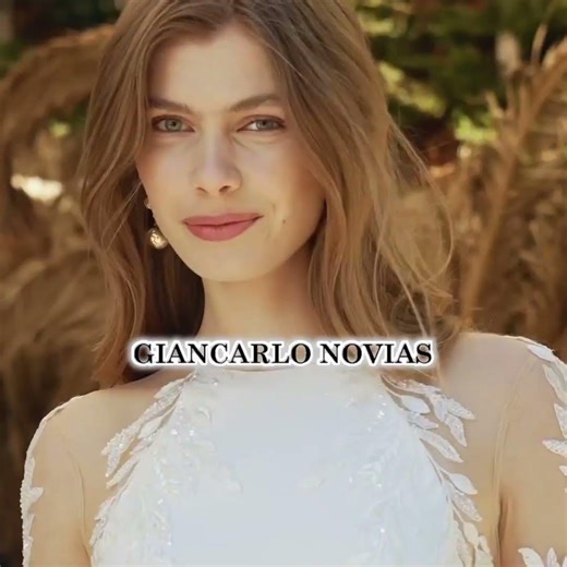Vestido de novia con manga larga sencillo, moderno y elegante ideal para boda civil en una finca