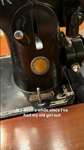 Falling in love all over again with my 1951 Singer 201 #vintagesewingmachinecollector