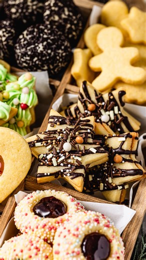 Eva Bachmann | Foodblog & Foodfotografie on Instagram: "🍪✨ Mathe in der Weihnachtsbäckerei: 1 Teig + 6 Ideen = 1 voller Plätzchenteller ohne Nervenzusammenbruch!⁠ ⁠ 🍪 Engelsaugen mit bunten Streuseln 🍪 Nougatplätzchenkugeln zum Reinbeißen 🍪 Schoko-Karamell-Sterne für die Naschkatzen 🍪 festliche Tannenbaum-Plätzchen 🍪 Buntglasplätzchen wie aus dem Märchen... Alles aus EINEM Grundteig! 🙌⁠ ⁠ Das Geheimnis? Ein universeller Mürbeteig, der sich nach Lust und Laune verwandeln lässt. Einmal rühr
