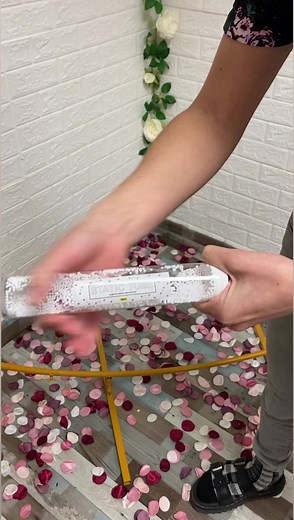 A static electricity demonstration | Leon & Lainey