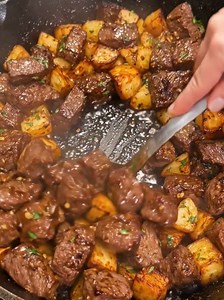 Garlic Butter Steak Bites & Crispy Potatoes Recipe