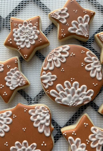 Is it the brush I’m using?? I think it might be. Learning brush embroidery and I’ll take ALL tips and tricks!!! #brushembroidery #icingflowers #royalicingcookies