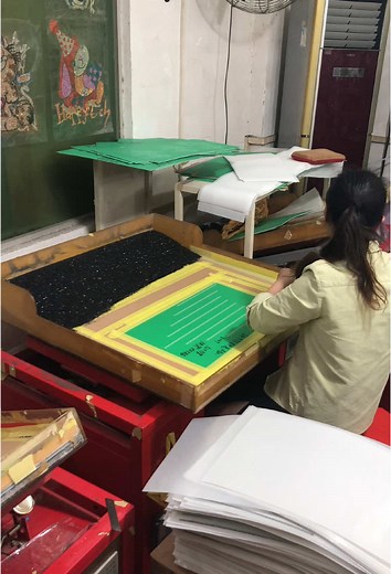 Automatic Rhinestone Shaking Machine in Action