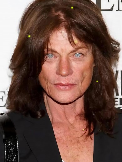 Who is the woman with wrinkles in this photo? 😳😍 She once captivated men with her breathtaking beauty and intense gaze." But look at her now....😱See her recent photos in the first comment!👇🏻👇🏻 | The American Brief