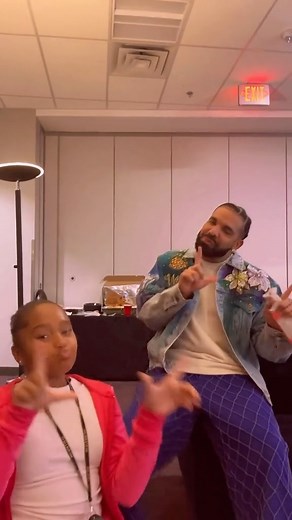 𝐀𝐮𝐛𝐫𝐞𝐲’𝐬 𝐈𝐧𝐭𝐞𝐫𝐥𝐮𝐝𝐞 🥀 on Instagram: "Drake doing a Tik Tok with a fan 😂 |via Tik Tok @trxpz.lb2 |"