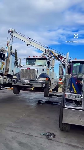 Lifting 2 wreckers at the same time