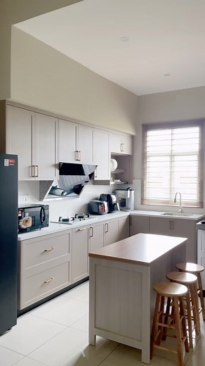 Our recent kitchen project—a modern classic masterpiece that redefines elegance and functionality. Feast your eyes on this exquisite L-shaped kitchen, thoughtfully designed to enhance your daily culinary experience. #kitchencabinets #kitchencabinetmalaysia #kitchendesign #kitchendesignmalaysia #kitchenrenovation #kitchenlayout #housetransformation #kitchenrenovation #kitcheninspiration #kitcheninstallation #kitchendecor #kitcheninspiration #kitchencabinetsmakeover #TheCarteExperience #modernclas