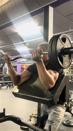 Getting bigger arms in the gym.. Im in that stage again just building in silence… 🙏💯 #fitnesspost