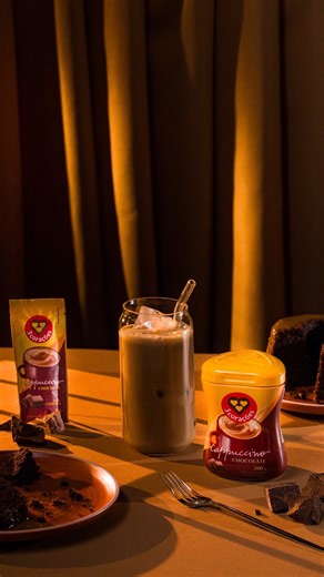 Café da tarde com um toque especial de cacau 💛 O Cappuccino 3 Corações Chocolate é cremoso e perfeito para transformar qualquer pausa em um momento cheio de sabor e carinho, com o gostinho do Brasil! | Café 3 Corações